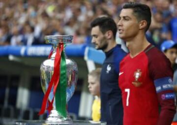 Cristiano Ronaldo y  Hugo Lloris saliendo al campo.