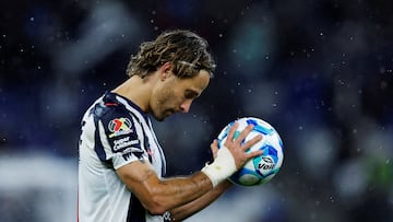Soccer Football - Liga MX - Monterrey v Toluca - Estadio BBVA, Monterrey, Mexico - January 10, 2026 Monterrey's Sergio Canales before taking the penalty kick REUTERS/Daniel Becerril