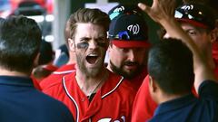 Bryce Harper celebra un home run con sus compañeros.