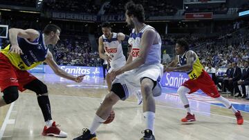 Sergio Llull asiste a Gustavo Ayón.