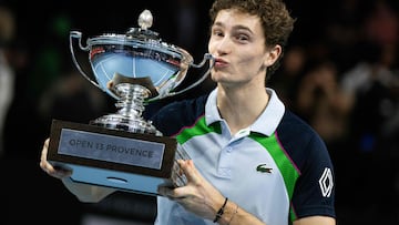 Ugo Humbert, con el trofeo de campeón de Marsella.