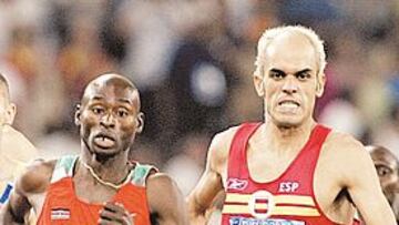 <b>TENSIÓN. </b>Reyes Estévez persigue a Bernard Lagat en la primera semifinal de los 1.500 metros.