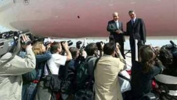 <b>LOGOTIPO MADRID 2012. </b>El presidente de Iberia, Fernando Conte, y el alcalde de Madrid, Alberto Ruiz-Gallardón, en un acto celebrado en el aeropuerto de Barajas.