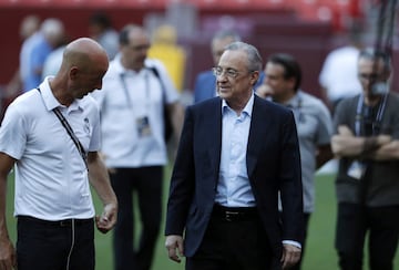 El presidente del Real Madrid estuvo presente en el entrernamiento del equipo blanco.