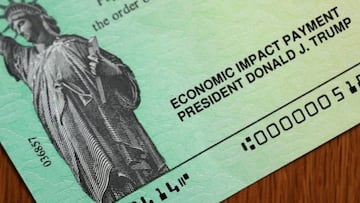 Desde mediados de abril, el IRS comenzó a mandar los cheques de estímulo económico, pero ¿qué ocurre si recibo por error la ayuda económica?