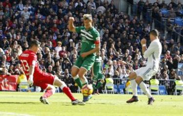 Cristiano Ronaldo en una ocasión que corta Serantes ante Mantovani.