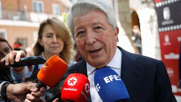 HOYO DE MANZANARES (MADRID), 08/05/2024.- El productor de cine y presidente del Atlético de Madrid, Enrique Cerezo, atiende a la prensa, este miércoles en el teatro Municipal Las Cigüeñas de Hoyo de Manzanares en un homenaje que la localidad le ha dispensado por su labor en el cine. EFE/David Fernández