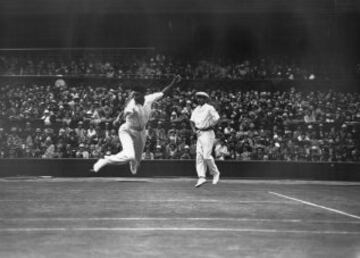 René Lacoste y Jean Borotra durante un partido de dobles en el torneo de Wimbledon el 3 de julio de 1928 contra la pareja formada por Gerald Patterson y J B Hawkes.