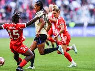 Munich (Germany), 25/04/2026.- Esmee Brugts (C) of Barcelona in action against Bernadette Amani of Bayern Munich during the UEFA Women's Champions League semi-finals 1st leg match FC Bayern Munich vs FC Barcelona in Munich, Germany, 25 April 2026. (Liga de Campeones, Alemania) EFE/EPA/ANNA SZILAGYI