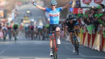 Tom Jelle Slagter celebra al triunfo, con Geraint Thomas a su rueda y el primer grupo cerca.