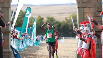 Rodrigue Kwizera cruza la meta del Cross de Itálica.
