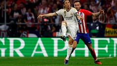 Modric y Saúl luchan por un balón dividido.