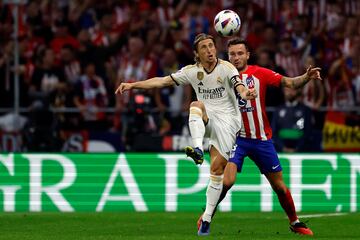 Modric y Saúl luchan por un balón dividido.