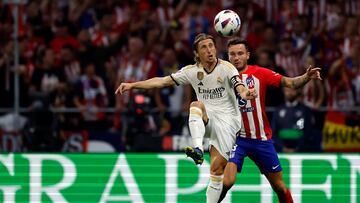 Modric y Saúl luchan por un balón dividido.