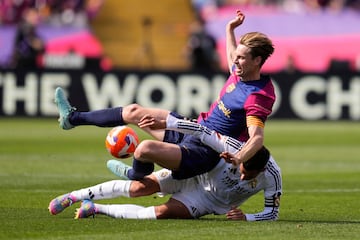 Lucas V芍zquez, del Real Madrid (abajo), y Frenkie de Jong, del Barcelona, ??disputan el bal車n durante el partido de la jornada 35 entre el Barcelona y el Real Madrid en el Estadio Ol赤mpico Lluis Companys, el 11 de mayo de 2025. El encuentro acab車 4-3.