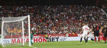 El jugador del Sevilla, Franco Vázquez, marca el 1-0 al Atlético de Madrid.