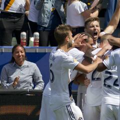 Galaxy remontó dos goles en un minuto y ganó con drama