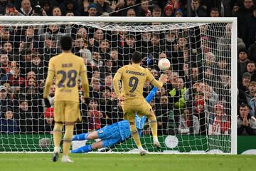 0-1. Robert Lewandowski lanza el penalti a la izquierda de David De Gea. El portero espa?ol, a punto de pararla, lleg¨® a tocar el bal¨®n con la mano arriba.