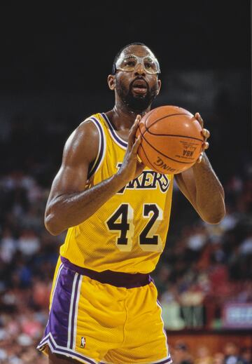 Big Game James llegó desde el número 1 del draft (1982) y desde la North Carolina de un Michael Jordan que le adoraba a los Lakers de Magic y Kareem, donde encajó como un guante como tercera pata del big three. Excepcional en transición y con una química inolvidable con Magic, fue siete veces seguidas all star y su gran momento llegó con el MVP en las Finales de 1988, donde firmó un triple-doble tremendo en el séptimo partido ante los Pistons: 36 puntos, 16 rebotes, 10 asistencias. Un jugador imprescindible en un equipo de leyenda. La fecha de la retirada de su camiseta fue el 10 de diciembre de 1995.