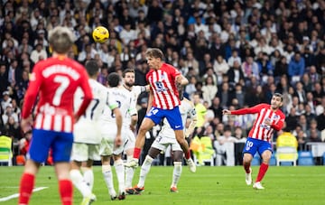 1-1. Toca de cabeza Memphis Depay, el balón se queda en el aire y ante la indecisión de Dani Carvajal y Nacho Fernández, Marcos Llorente, con un potente testarazo, supera a Andriy Lunin.