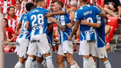 BILBAO, 04/09/2022.- El delantero del Espanyol Braithwaite celebra con sus compañeros su gol ante el Athletic durante el partido de la cuarta jornada de Liga que disputan en el estadio San Mamés de Bilbao. EFE/ Miguel Toña
