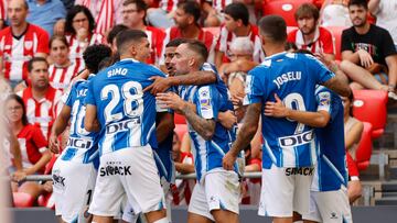 BILBAO, 04/09/2022.- El delantero del Espanyol Braithwaite celebra con sus compañeros su gol ante el Athletic durante el partido de la cuarta jornada de Liga que disputan en el estadio San Mamés de Bilbao. EFE/ Miguel Toña
