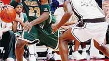 <b>POR ABAJO, POR ARRIBA... JUGADOR IMPARABLE.</B> El dorsal que luce LeBron James en el equipo de Akron (23) no es una mera casualidad. Lo eligió en honor a su ídolo, Michael Jordan. Como MJ, su gran potencial es su versatilidad.