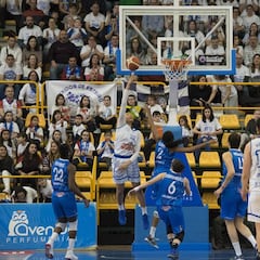 El Avenida arrolla al Uni Ferrol y tiene ya un pie en la final