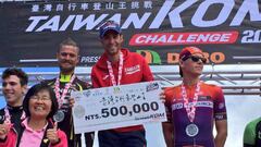 Vincenzo Nibali posa con el cheque de 500.000 d&oacute;lares taiwaneses junto a &Oacute;scar Pujol y John Ebsen en el podio del Taiw&aacute;n KOM Challenge.