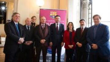 El presidente Bartomeu, con los seis embajadores presentes en el acto y el presidente de la Pe&ntilde;a, Rodr&iacute;guez Coso, a la derecha de la imagen.