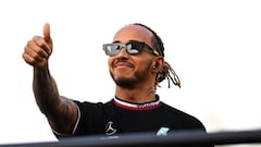 BAHRAIN, BAHRAIN - MARCH 20: Lewis Hamilton of Great Britain and Mercedes gives a thumbs up from the drivers parade before the F1 Grand Prix of Bahrain at Bahrain International Circuit on March 20, 2022 in Bahrain, Bahrain. (Photo by Clive Mason/Getty Images)