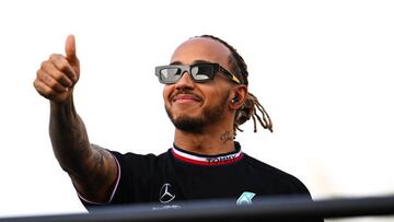 BAHRAIN, BAHRAIN - MARCH 20: Lewis Hamilton of Great Britain and Mercedes gives a thumbs up from the drivers parade before the F1 Grand Prix of Bahrain at Bahrain International Circuit on March 20, 2022 in Bahrain, Bahrain. (Photo by Clive Mason/Getty Images)