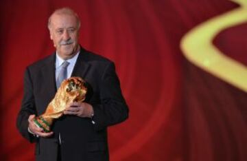 El entrenador de España, Vicente del Bosque tiene el trofeo de la Copa Mundial ganado por España en el torneo de la FIFA Sudáfrica 2010.