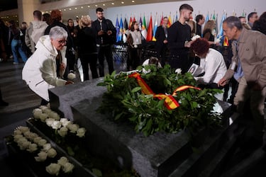 Familiares de las víctimas de las inundaciones en Valencia asisten al funeral de Estado que conmemora el primer aniversario de la catástrofe.