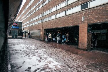 El acceso a la estación de Chamartín cubierta de nieve.