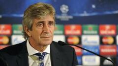 El chileno Manuel Pellegrini, ofrece una rueda de prensa en Roma, Italia. 