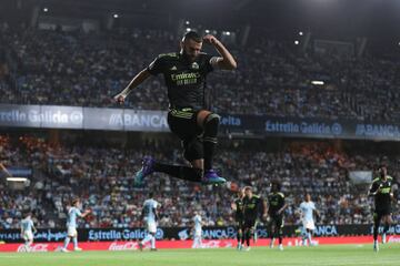 Benzema celebra su gol al Celta.