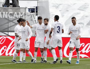 Los jugadores del Real Madrid celebran el 1-0 de Asensio al Eibar. 