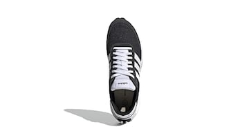 Zapatilla negra y cordones blancos de Adidas disponible en Amazon