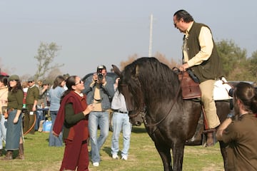 Julián Muñoz e Isabel Pantoja dejaron imágenes muy románticas por sus peregrinajes en El Rocío. Como esta en la que charlan con Muñoz subido a lomos de un caballo.
