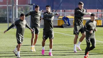 Torreira, Sanabria, Su&aacute;rez, Saponjic y Trippier, en un entrenamiento del Atl&eacute;tico.