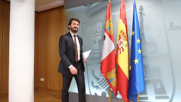 VALLADOLID, 12/07/2024.- El vicepresidente del Gobierno de Castilla y León, Juan García-Gallardo, momentos antes de comparecer en rueda de prensa este viernes en Valladolid, tras la decisión de Vox de romper los gobierno de coalición que mantenía en cinco autonomías. EFE/R. García