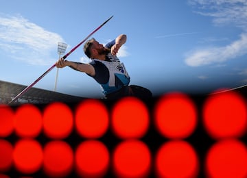 Pablo Damián Giménez Reinoso de Argentina compite en la clasificación masculina de lanzamiento de jabalina F57 durante el primer día del Campeonato Mundial de Atletismo de París 2023.