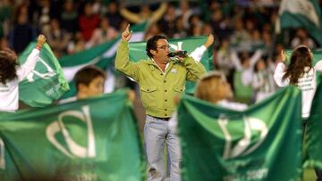 Rafa Serna, interpretando el himno del Centenario.