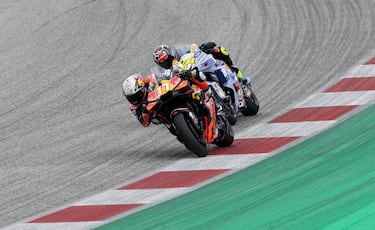 Pedro Acosta en acción con Fermín Aldeguer durante la carrera de MotoGP.