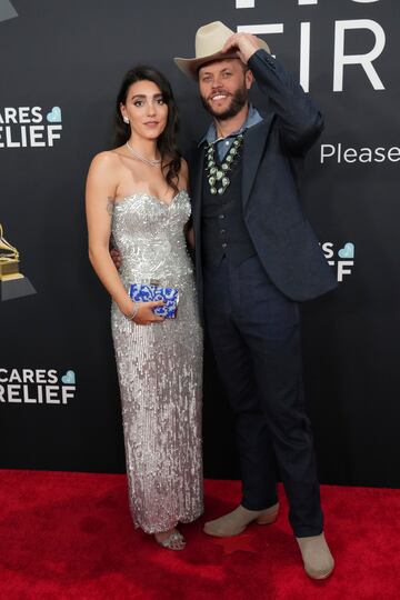 Taylor Day Grace y Charley Crockett posan en la alfombra roja de los Grammys 2025 en ell Crypto.com Arena situado en la ciudad de Los ?ngeles, en California.