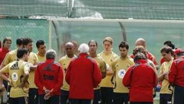 <b>CÓNCLAVE. </b>Luis Aragonés reunió de nuevo a sus jugadores, que asistieron en silencio y con las cabezas gachas al enfrentamiento dialéctico entre el técnico y Sergio Ramos.