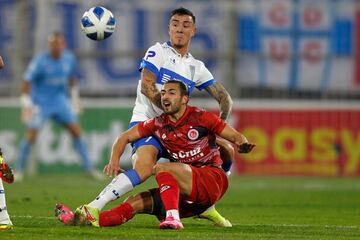 El jugador de Universidad Catolica Tomas Asta-Buruaga, centro, disputa el balón contra Julio Castro de Unión San Felipe durante el partido por Copa Chile, disputado en el estadio San Carlos de Apoquindo.