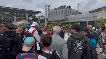 Tabilo acaba de quedar eliminado en Roland Garros hace minutos, unos hinchas se acercan y así reacciona