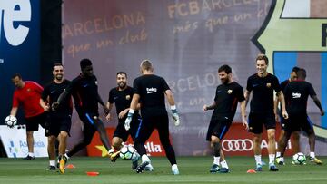 Después de horas extrañas y difíciles, el Barça recuperó ayer la sonrisa en el entrenamiento previo al partido ante el Betis.